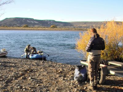 "Varados en Piedral de Águila": Odisea tras subir el caudal del río Limay