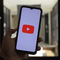 YouTube prueba una función que permite buscar canciones tarareándolas