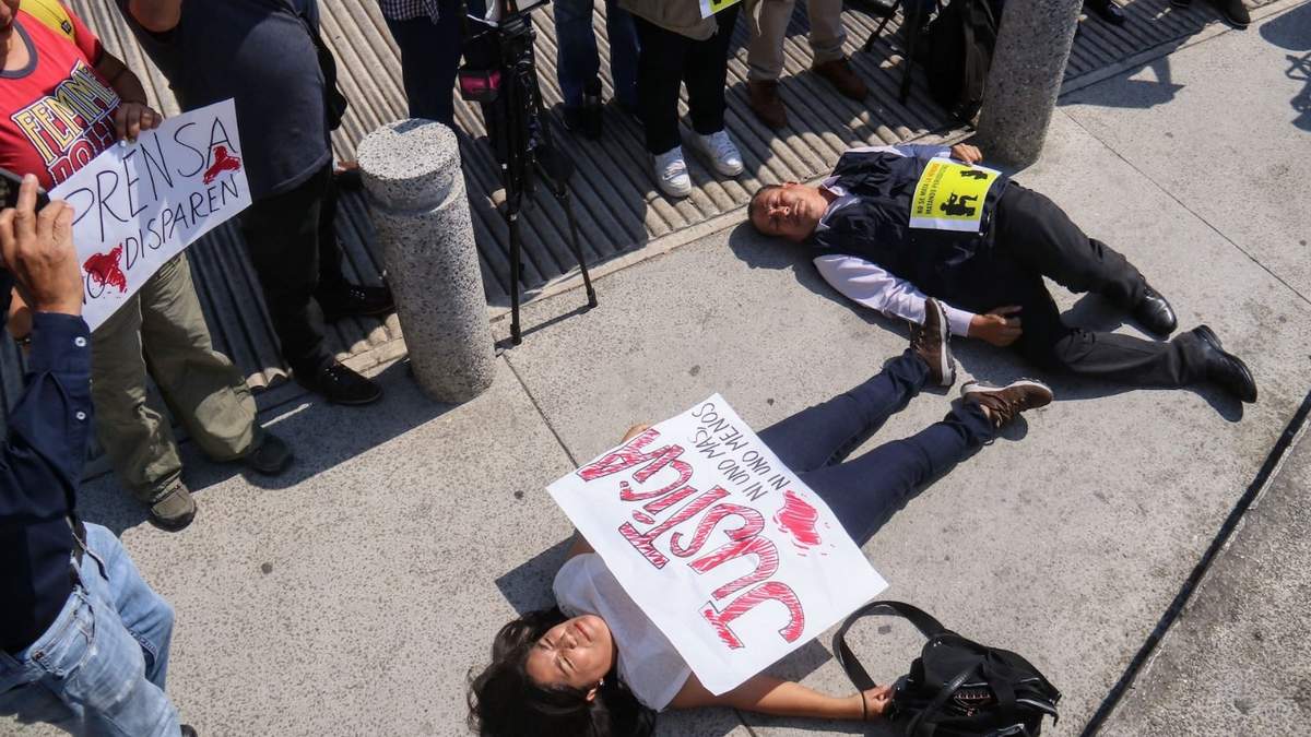Periodistas, reporteros, fotógrafos y camarógrafos realizaron una protesta afuera de las instalaciones de la Fiscalía de Morelos