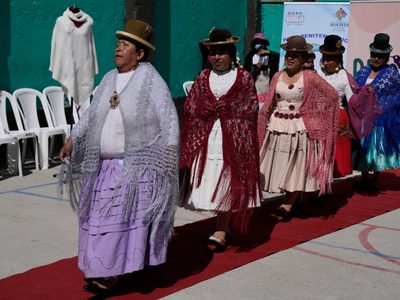 Mujeres encarceladas modelan sus tejidos en Bolivia