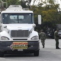Acuden cientos en busca de una plaza como conductor de pipa de Pemex