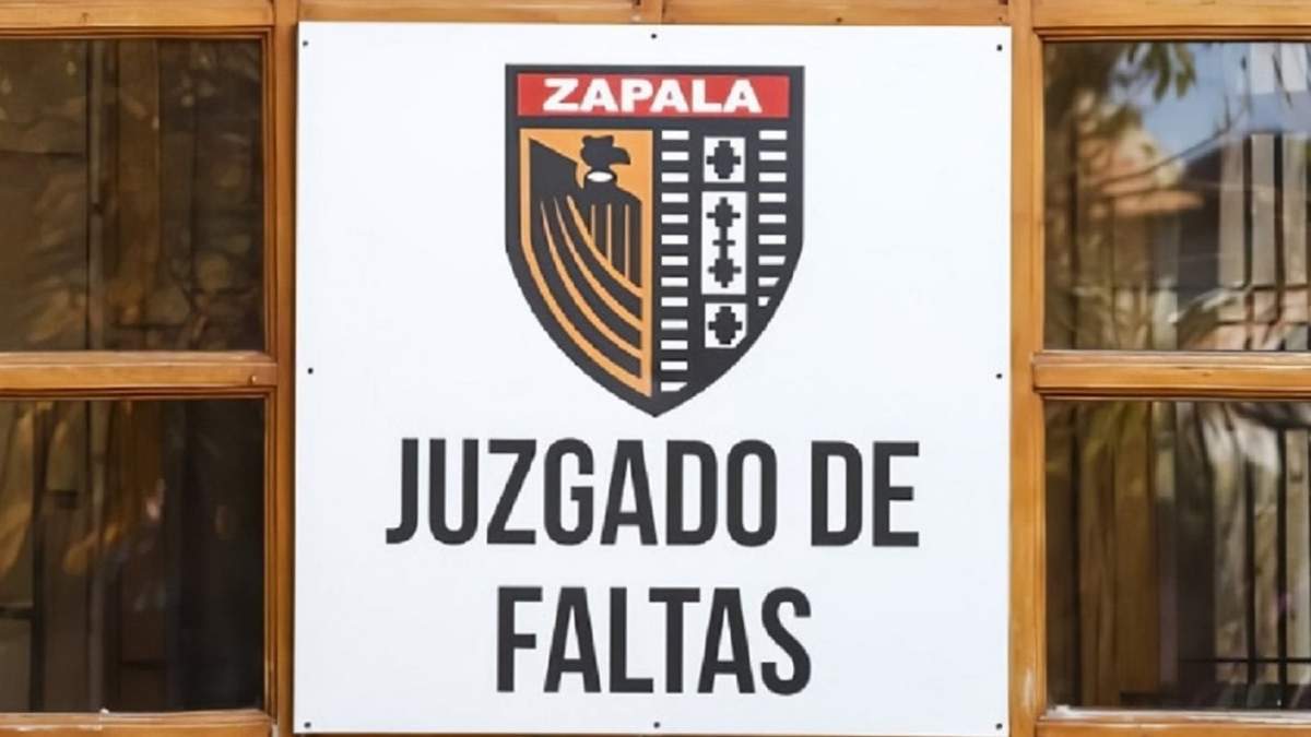 Acceso a las oficinas del Juzgado Municipal de Faltas de Zapala. Fuente: (Twitter).