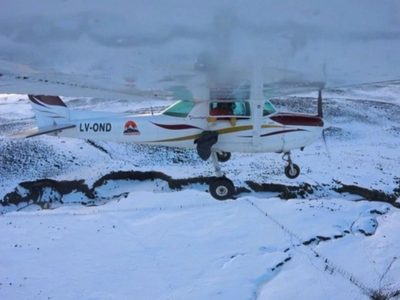 Desde un avión, arrojan provisiones para personas aisladas por la nieve. Mirá el video