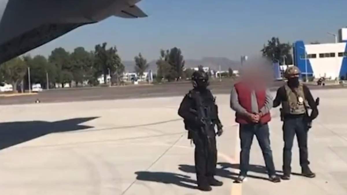 El detenido antes de subir a un avión que lo trasladaría a la Ciudad de México