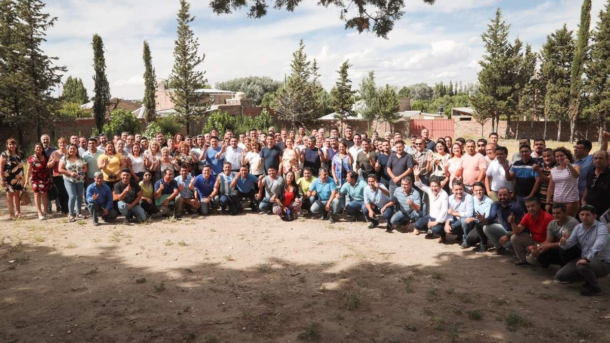 Marcos Koopmann junto a referentes de distitnas localidades. Fuente (Facebook).