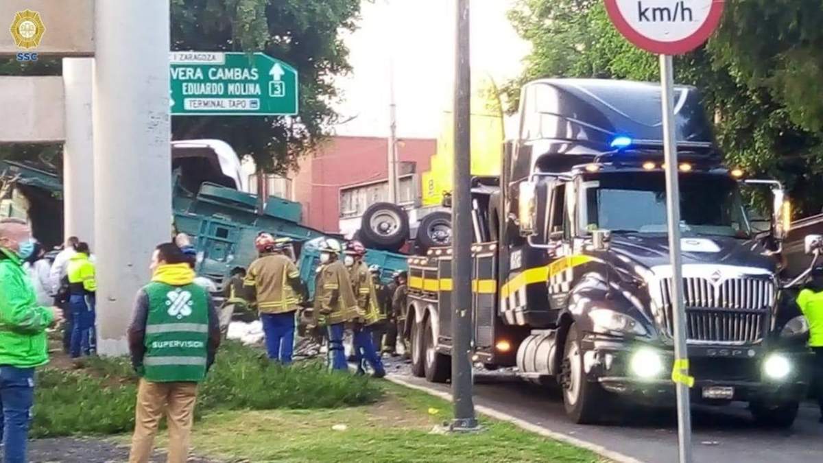 El tráiler que cayó del puente de la Calzada Ignacio Zaragoza