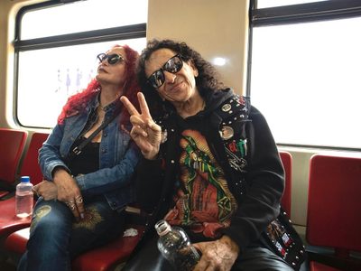Alex Lora sorprende a usuarios del Tren Suburbano con "palomazo"