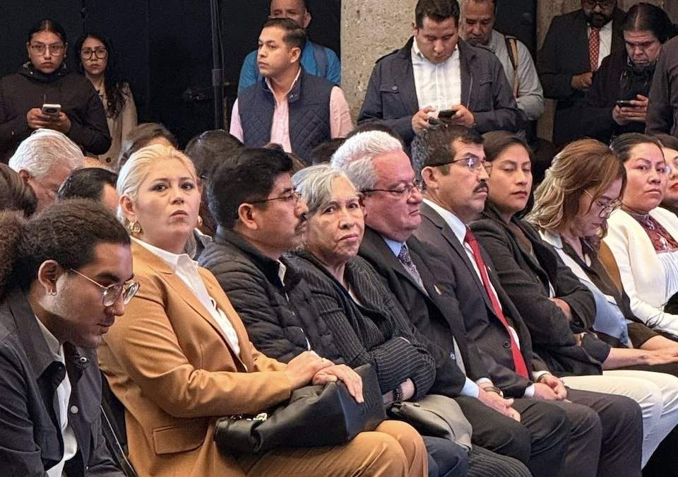 Hugo Aguilar, tercero de izquierda a derecha, asistió al informe de la ministra Lenia Batres