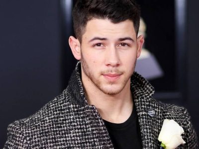¡Qué asqueroso! Nick Jonas fue la burla en redes al enseñar sus dientes en vivo ¡No sonrías más!