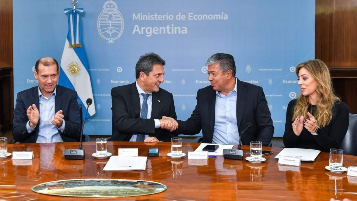 Firma del acuerdo por la obra de gas en Añelo. Fuente: (Twitter).