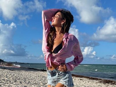 Desde la cama: Karina Jelinek les regaló una imponente postal a sus seguidores