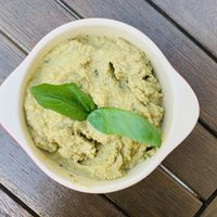 Hummus de albahaca: una receta igual de deliciosa que la clásica y lista en pocos minutos