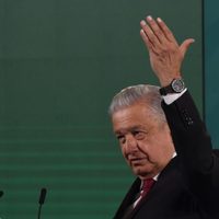 Que marchen contra nosotros, pero que hagan algo, se “hamburguesaron”: reta AMLO a la UNAM
