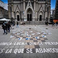 Vandalizaron los pañuelos de Madres y Abuelas de Plaza de Mayo