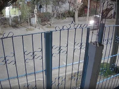 Quiso entrar a robar a una casa en el barrio Melipal y quedó colgado de la reja