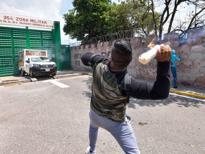 Normalistas de Ayotzinapa y militares se enfrentan con gases y petardos en Chilpancingo (Video)