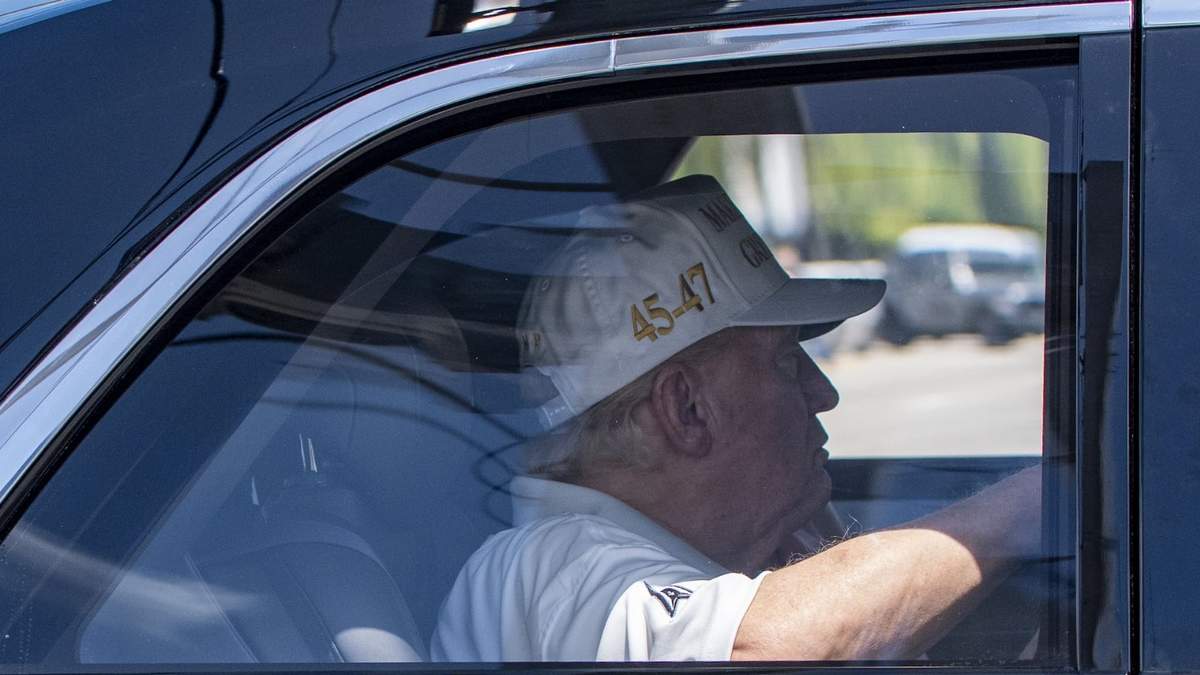 El presidente Donald Trump regresa a Mar-a-Lago después de jugar golf en el Trump National Golf Club, el 6 de abril del 2025, en West Palm Beach, Florida