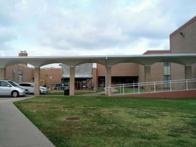 Detienen a un joven armado con fusil AK-47 cerca de escuelas en Texas