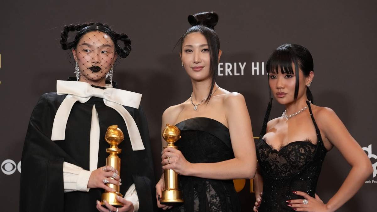 Audrey Nuna, EJAE y Rei Ami posan en la sala de prensa con el premio a la mejor canción original por "Golden" de "Kpop Demon Hunters"