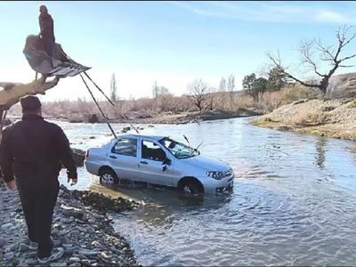 Perdieron el control en una curva y terminaron con el auto en el interior del arroyo Covunco