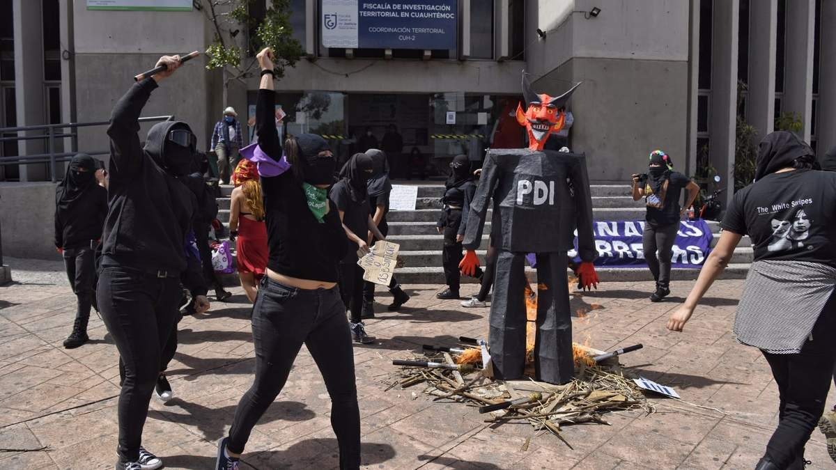 Protesta frente a la FDI para demandar un alto a la presunta persecución política hacia activistas feministas