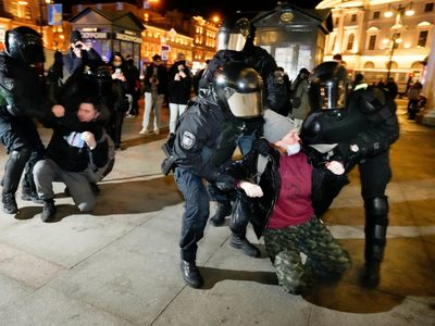 Detienen a 487 personas en protestas contra la invasión rusa a Ucrania
