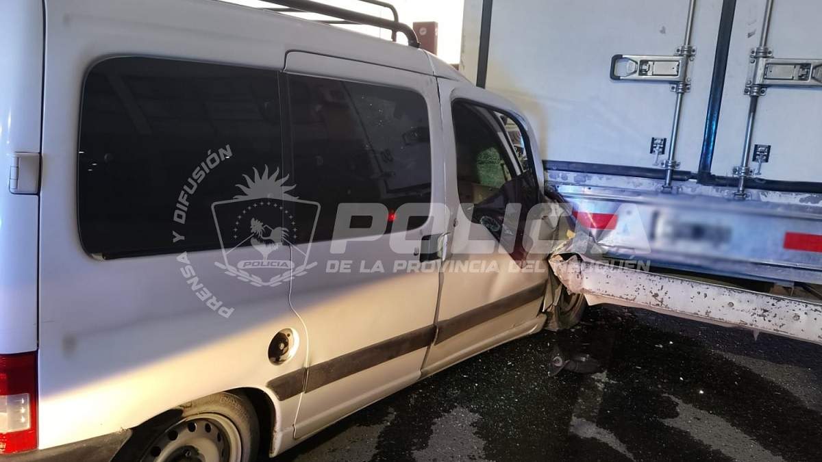 La Partner se estrelló contra la parte trasera del camión que estaba estacionado. Fuente: (Policía de Neuquén)