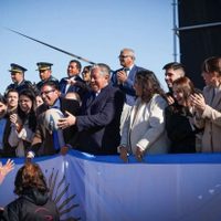 En el aniversario de Senillosa, el gobernador entregó créditos, escrituras de viviendas y anunció obras