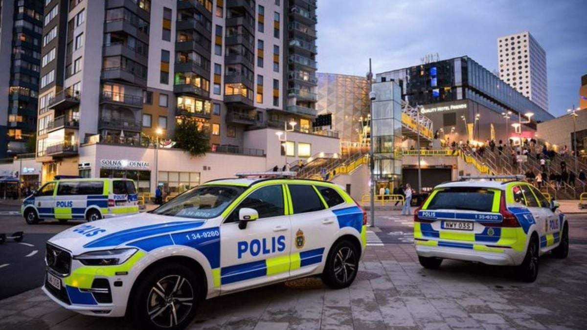 Despliegue de vehículos policiales en Estocolmo