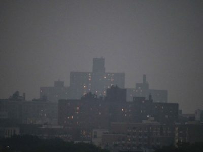 Humo de incendios en Canadá obliga a estadunidenses a encerrarse en casa