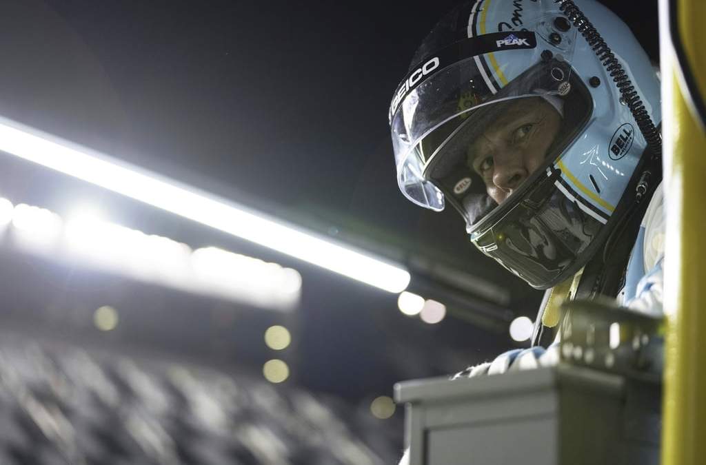 Esta imagen, publicada por Warner Bros. Pictures, muestra a Brad Pitt en una escena de "F1: The Movie"