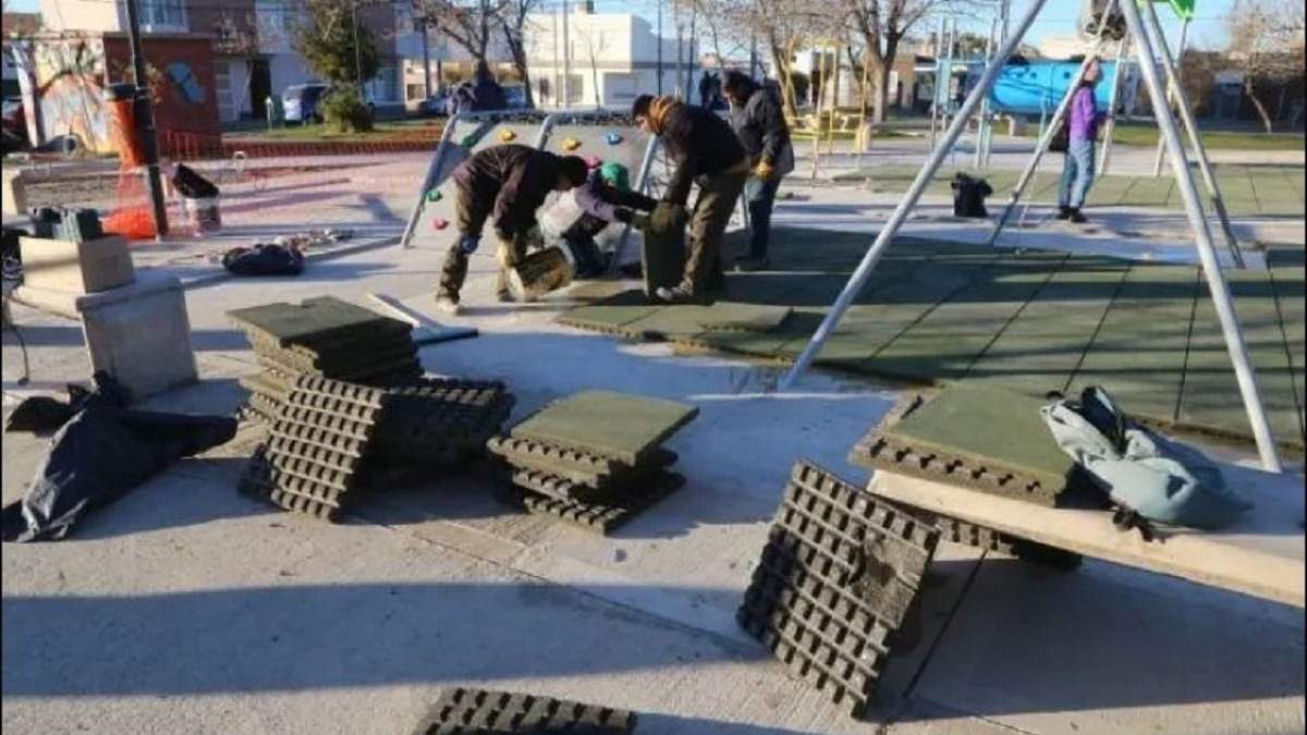 Los trabajadores municipales colocan la plaza blanda. Fuente: (Neuquén al Instante)
