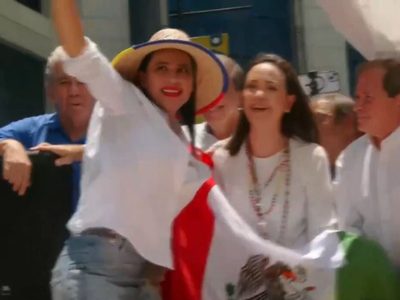 Sandra Cuevas reaparece en Venezuela; entrega bandera mexicana a María Corina Machado (Video)