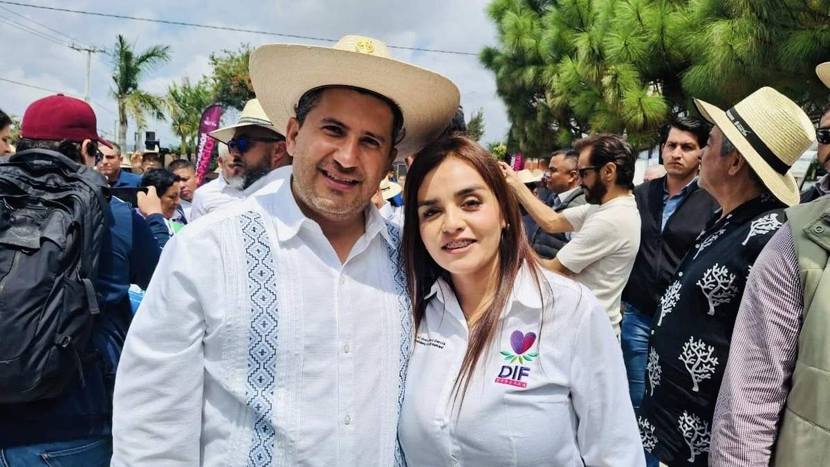 Grecia Itzel Quiroz García, presidenta del DIF de Uruapan, junto a su esposo, el alcalde de esa entidad, asesinado el pasado 1 de noviembre