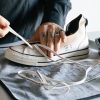 Blanqueá la goma de tus zapatillas con estos 3 ingredientes y dejalas como recién compradas