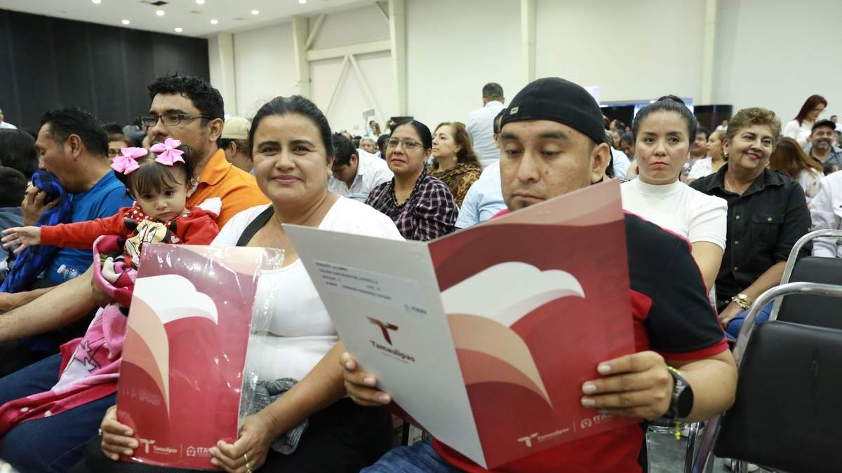 Entrega Américo escrituras a 1,500 familias tamaulipecas