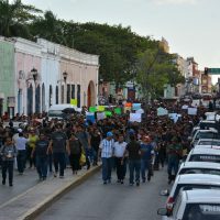 Afines a panista, cientos de campechanos marchan y exigen al gobernador sacar las manos de la elección