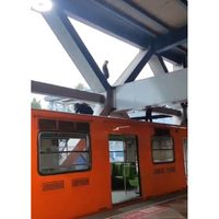 Hombre sube a estructura del Metro Constitución para lanzarse; policías intervienen y lo bajan