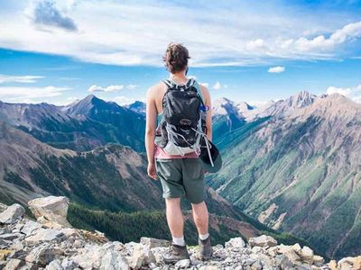 Qué ropa se debe llevar en la mochila para veranear en la montaña
