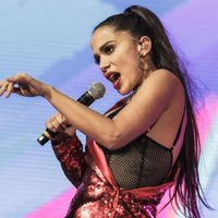 ¡Bajo la lluvia! Anitta se bajó los pantalones en pleno escenario y quedó ¡todo en evidencia!