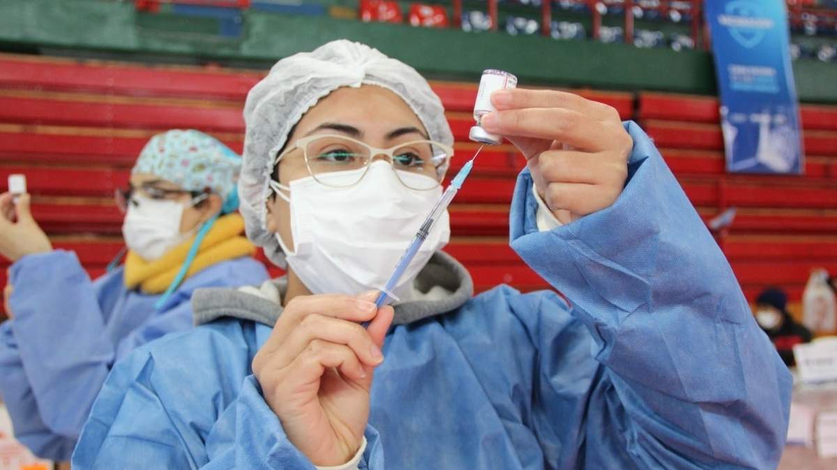 Enfermera alista una vacuna contra el coronavirus. Fuente: (Twitter)