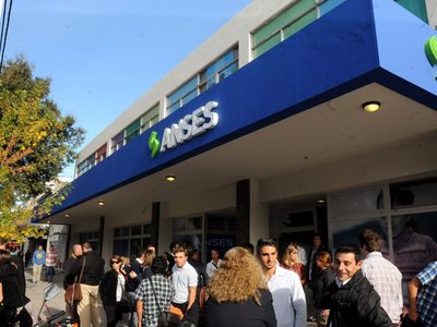 ANSES: quiénes cobran este jueves 11 la jubilación, la AUH y el IFE de 10.000 pesos