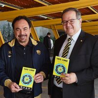 Hugo Sánchez, invitado sorpresa en presentación del libro “Tiro Libre. Relatos cancheros” de la UNAM