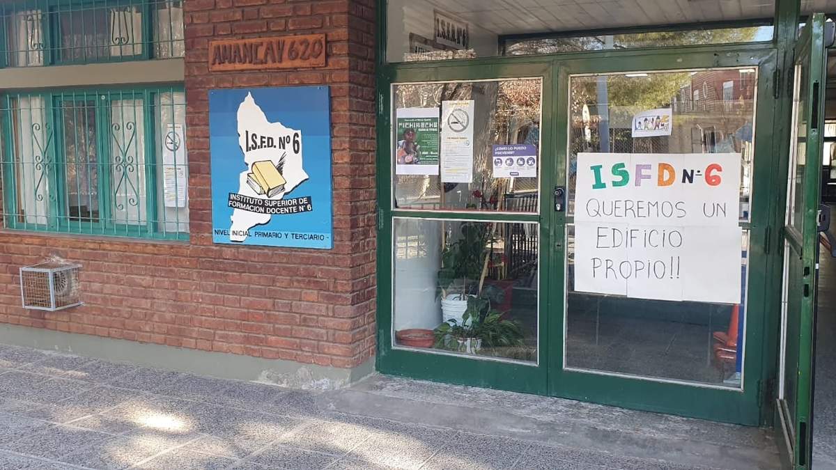 Aseguró la directora: "No tenemos conocimiento de que los chicos hayan sido hospitalizados". Fuente: (Javier Manzano)