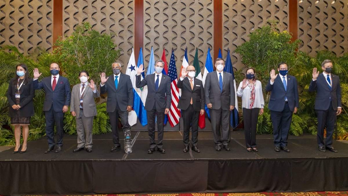 Ebrard y Blinken, al centro en San José, Costa Rica