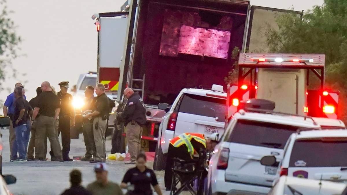 El tráiler en el que fueron hallados los cuerpos de los migrantes en San Antonio, Texas