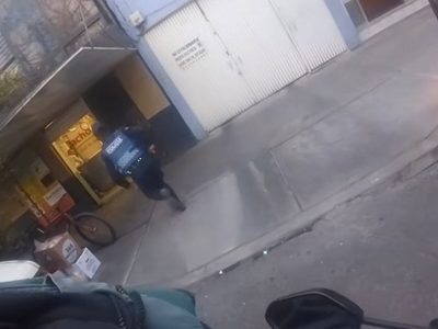 Policía pide “aventón” a motociclista para perseguir a ladrón en la CDMX y video se viraliza