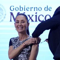 Sheinbaum se vacuna e insta a la población a sumarse contra la influenza y covid-19
