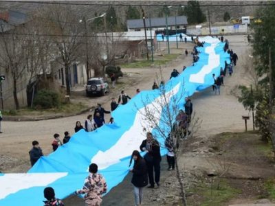Andacollo lució la bandera argentina más larga de Neuquén