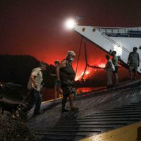 Las apocalípticas imágenes de la evacuación en Eubea: el fuego consume a Grecia